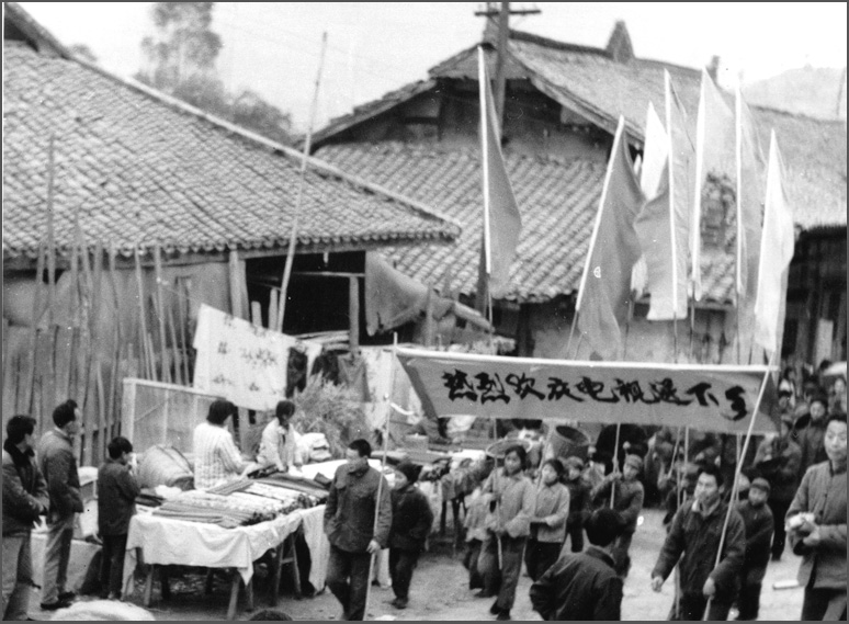 這可能是中國第一場“家電下鄉(xiāng)”，當(dāng)時長虹在春季把彩電免費送下鄉(xiāng)，秋天豐收后農(nóng)民有錢了再去收錢
