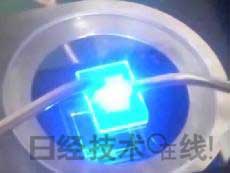   發(fā)光試驗中的LED元件?；宄叽纾?cm見方，元件尺寸：0.3mm見方，注入電流：約200mA，中心波長：450nm 