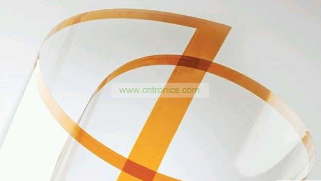 將Willow Glass卷成圓筒狀。