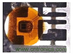 圖2：對于車用級R2Coupler產(chǎn)品如ACPL-M43T光電耦合器，Avago使用雙線強(qiáng)化關(guān)鍵功能連接