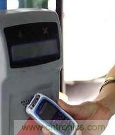 圖1:手機通過RFID讀卡器進行交費
