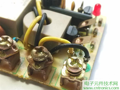 漏電保護(hù)器拆解：結(jié)構(gòu)有差異，做工不錯(cuò)