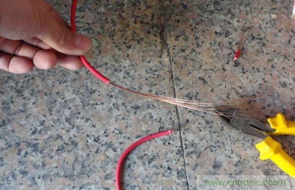 變廢為寶！風(fēng)扇散熱器變身山寨LED燈