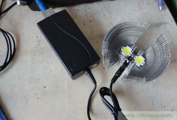 變廢為寶！風(fēng)扇散熱器變身山寨LED燈