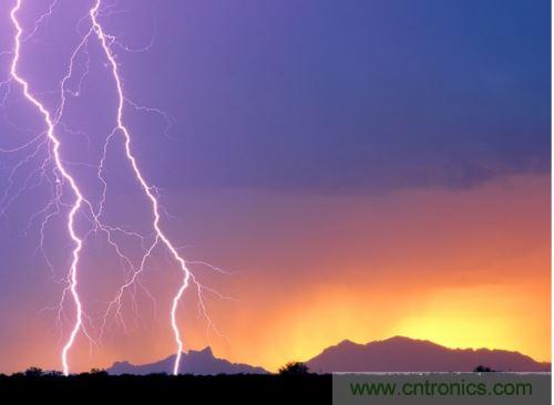 【導(dǎo)讀】處于空間變化的強(qiáng)電磁場中的物體，由于電磁感應(yīng)，在其內(nèi)部就會產(chǎn)生很高的感應(yīng)電動(dòng)勢，很容易造成意外?，F(xiàn)在家用電器的也采取了各種相應(yīng)的防護(hù)措施，特別是雷電的防護(hù)，不要以為在家里的電器就不怕雷電哦，“家里”也不安全的，所以雷天下電器防雷常識還是不可少的。  家用電器的防護(hù)，除了避免人為損壞外，諸多不可抗力因素所帶來的損壞也要采取相應(yīng)的防護(hù)措施，特別是雷電的防護(hù)。雷電流在50～100微秒的時(shí)間內(nèi)，從０變化到幾萬安，再由幾萬安變化到０，在其周圍空間會產(chǎn)生瞬變的強(qiáng)電磁場。處于空間變化的強(qiáng)電磁場中的物體，由于電磁感應(yīng)，在其內(nèi)部就會產(chǎn)生很高的感應(yīng)電動(dòng)勢。以前，由于它的成災(zāi)概率極小，沒有引起人們的注意，但隨著微電子技術(shù)的重大進(jìn)展，超大規(guī)模集成電路誕生，它的能耗小、靈敏度極高等特點(diǎn)，使得其容易被損壞。          在建筑物內(nèi)，大量布設(shè)著各種導(dǎo)體線路。當(dāng)建筑物遭受雷擊或其周圍發(fā)生雷擊時(shí)，雷電流將在建筑物內(nèi)部空間產(chǎn)生瞬態(tài)磁場脈沖，這種磁場脈沖干擾上述回路后，將在回路中感應(yīng)出瞬態(tài)過電壓，危及這些回路相連的設(shè)備。雖然建筑物做好了防雷措施，但建筑物不可避免的會出現(xiàn)露洞。比如大面積的門窗可以讓電磁波入侵來去自由，輸電線路引雷入室等等。甚至有些電器還是露天使用的，因此應(yīng)做好電器防雷。 6   電力系統(tǒng)因其裸露而置于高空，是最易遭受雷擊的。20世紀(jì)初，在電力系統(tǒng)應(yīng)用到輸電線中上時(shí)創(chuàng)造了避雷線，即接閃器是一根或兩根架設(shè)在輸電線上方的接地鋼線，也就是前面所稱的“避雷線”。由于它簡單有效，所以在房屋建筑上也推廣了這種形式的接閃器，將它安裝在房屋上容易發(fā)生雷擊的地方，起到避雷的作用。現(xiàn)在許供電線路采用地下電纜，對防雷有了很大的幫助。但高壓運(yùn)輸還是必須架空明線，因此，必須使用避雷線。          人們通常用過壓保護(hù)器來保護(hù)電器。其防雷原理是：這種保護(hù)器有兩個(gè)端口，電器電源火線與零線分別各接保護(hù)器的一個(gè)端口，每個(gè)保護(hù)器另一端再接地，通過間隙擊穿達(dá)到對地放電的目的。在正常工作電壓下，避雷器間隙不會被擊穿，當(dāng)過電壓沿導(dǎo)線傳過來危及被保護(hù)設(shè)備的過電壓時(shí)，避雷器間隙很快被擊穿，對地放電，使大量的電荷都泄入到大地，從而限制了被保護(hù)設(shè)備的輸入電壓，起到了保護(hù)設(shè)備的作用。過電壓過去以后，間隙能迅速恢復(fù)，使電器正常工作。一些高檔的電器自帶保護(hù)器，但是還有許多的電器沒有這一裝置。因此，應(yīng)在入戶電線接上保護(hù)器。在雷暴天氣時(shí)，如果沒有特別的用電要求，最好將入戶總閘關(guān)閉。          微電子技術(shù)的發(fā)展，用電器大量使用集成電路。雷電發(fā)生時(shí)的電磁效應(yīng)是集成電路的克星。而現(xiàn)在使用集成電路最多的莫過于計(jì)算機(jī)了，為了防止電磁感應(yīng)對其的破壞，計(jì)算機(jī)的主機(jī)外殼一般由金屬制成。利用金屬的靜電屏蔽和對電磁波的趨膚效應(yīng)，對防止感應(yīng)雷有很好的效果。