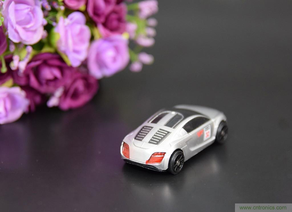虛擬與現(xiàn)實(shí)相結(jié)合的飛車游戲，讓你體驗(yàn)速度與激情的碰撞！