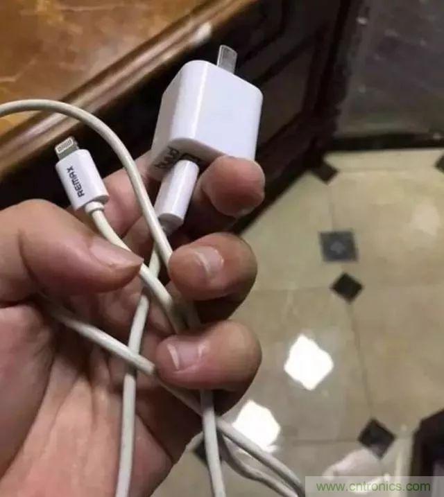 拆了個(gè)電容之后，我的iPhone也會(huì)自動(dòng)訂房了